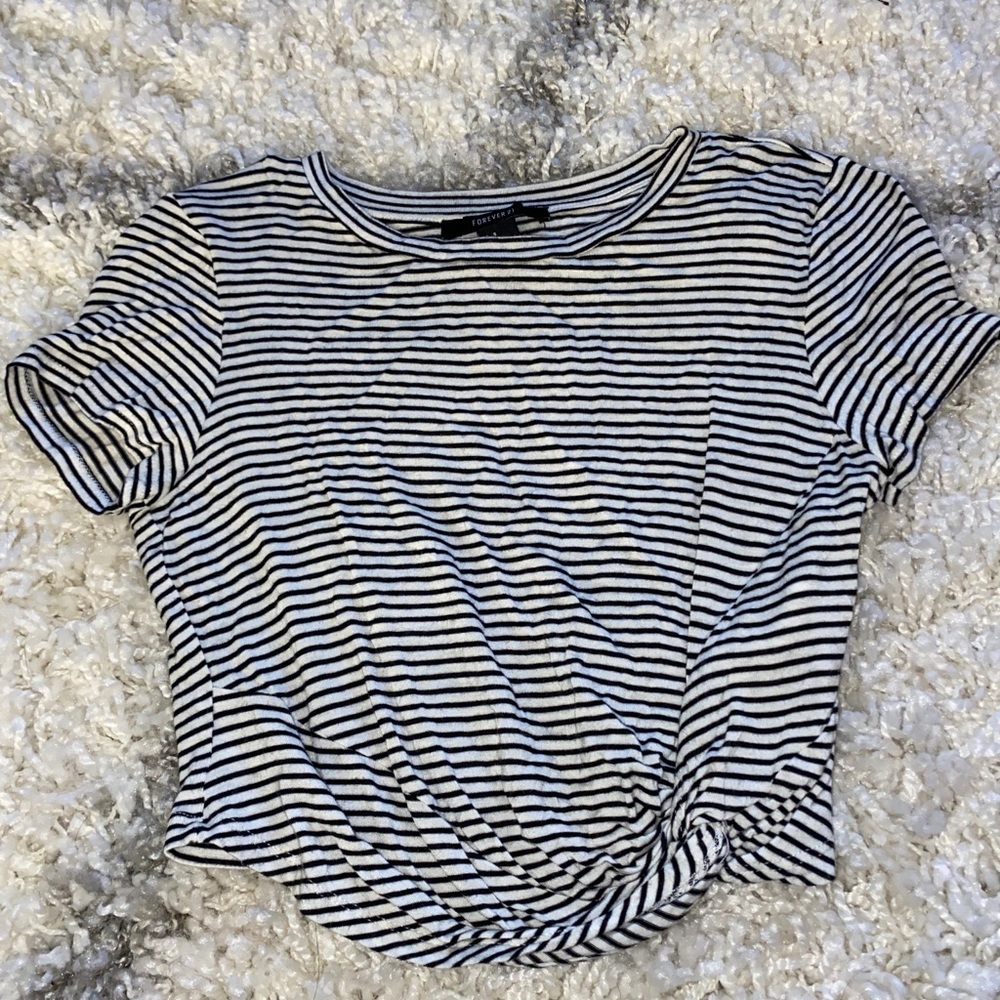 Super cute striped crop top. Forever 21. Size: small